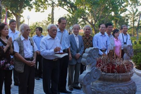Đoàn đại biểu tham dự Hội thảo khoa học “Nguyễn Du và Truyện Kiều với quê hương Hà Tĩnh” tham quan Khu di tích Nguyễn Du.