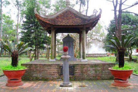 Cây hương đá tại đàn tế Lĩnh Nam phong công - Nguyễn Quỳnh