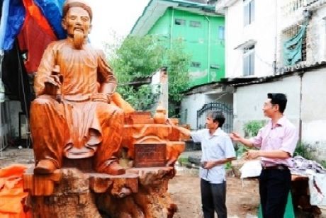 Tổ chức kỷ lục Việt Nam lập hồ sơ xác lập kỷ lục tượng Đại thi hào Nguyễn Du  bằng gỗ gù hương lớn nhất Việt Nam.