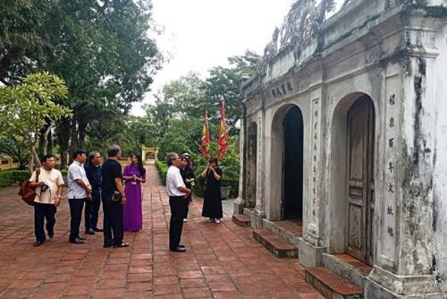 nha-van-nguyen-quang-thieu---chu-tich-hoi-nha-van-viet-nam-dang-huong-tai-di-tich-lich-su-khu-luu-niem-nguyen-du