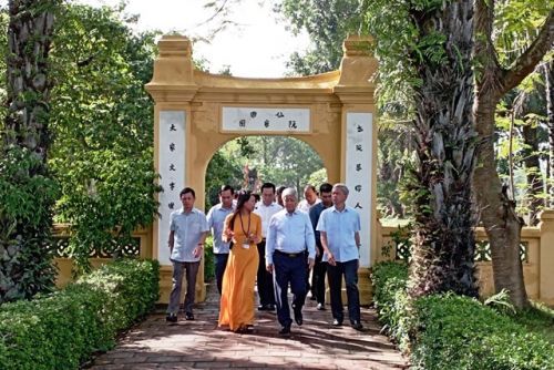 chu-tich-uy-ban-trung-uong-mat-tran-to-quoc-viet-nam-dang-huong-tai-di-tich-lich-su-khu-luu-niem-nguyen-du-