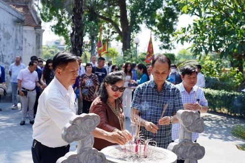 doan-dai-bieu-du-hoi-nghi-cong-bo-quy-hoach-va-xuc-tien-dau-tu-tai-ha-tinh-dang-huong-tai-di-tich-lich-su-khu-luu-niem-nguyen-du