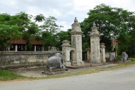 Tể tướng Nguyễn Nghiễm với hai người vợ họ Đặng