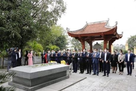 Chủ tịch nước Nguyễn Xuân Phúc dâng hương tưởng niệm tại Di tích Quốc gia đặc biêt Khu lưu niệm Đại thi hào Nguyễn Du