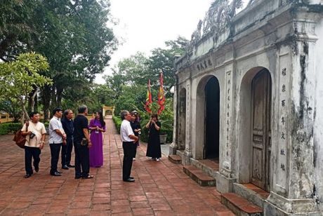 Nhà văn Nguyễn Quang Thiều - Chủ tịch Hội Nhà văn Việt Nam dâng hương tại Di tích lịch sử Khu lưu niệm Nguyễn Du