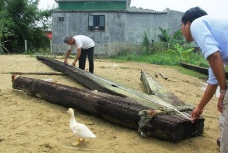 Huế: tìm thấy mỏ neo lớn bằng gỗ khổng lồ dưới biển