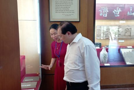 Thứ trưởng Bộ VHTT&DL Tạ Quang Đông dâng hương tại Di tích lịch sử Khu lưu niệm Nguyễn Du