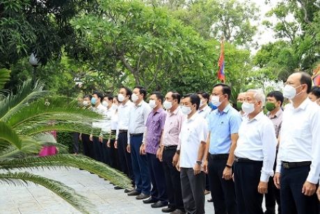 Dâng hương tưởng niệm 201 năm ngày mất Đại thi hào Nguyễn Du
