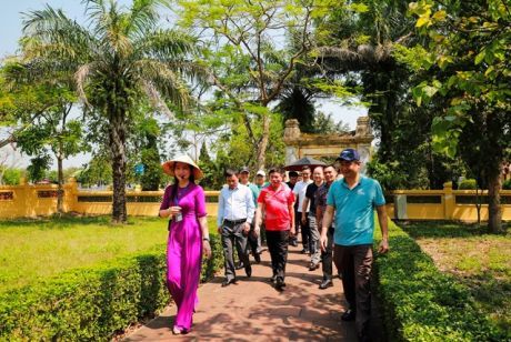 Đoàn công tác Công an các tỉnh: Thừa Thiên Huế, Quảng Trị, Quảng Bình, Hà Tĩnh Nghệ An và Thành phố Hà Nội dâng hương tại di trích lịch sử Khu lưu niệm Nguyễn Du.