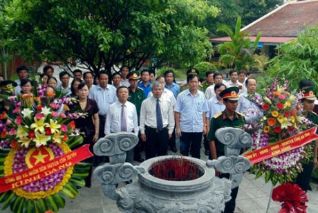 Lãnh đạo tỉnh Hà Tĩnh dâng hương tại Khu di tích cố TBT Hà Huy Tập