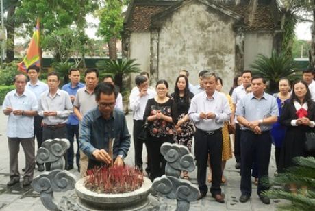 Đoàn công tác Ban Tuyên giáo Trung ương dâng hương tưởng niệm Đại thi hào Nguyễn Du.