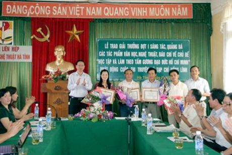 Hội Liên hiệp VHNT Hà Tĩnh:Trao thưởng các tác phẩm sáng tác, quảng bá về chủ đề “Học tập và làm theo tấm gương đạo đức Hồ Chí Minh” và phát động cuộc thi truyện ký Tạp chí Hồng Lĩnh.