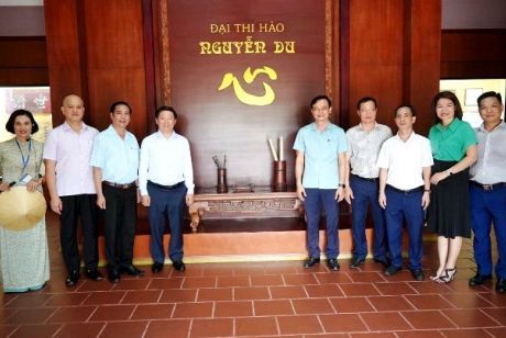 Đoàn công tác Ban Tuyên giáo Trung ương dâng hương tại Di tích lịch sử Khu lưu niệm Nguyễn Du