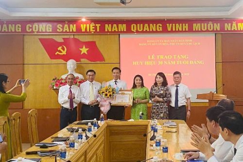 dang-uy-so-van-hoa-the-thao-va-du-lich-to-chuc-le-trao-huy-hieu-30-nam-tuoi-dang
